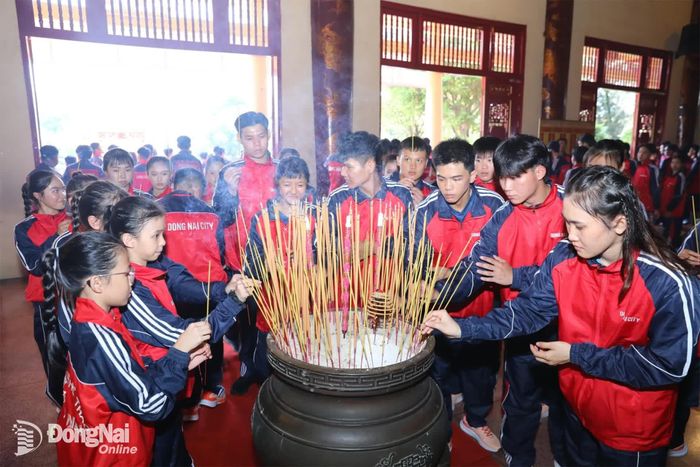 Các vận động viên Đoàn Thể thao thành phố Đồng Nai dâng hương tại Văn miếu Trấn Biên. Ảnh: Huy Anh