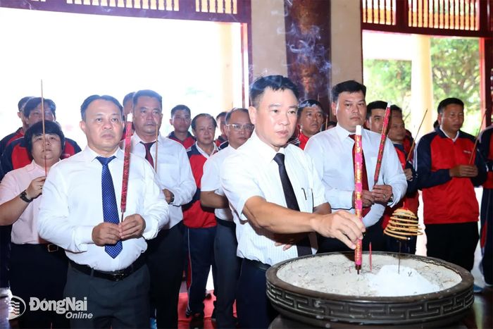 Phó Giám đốc Sở Văn hóa, Thể thao và Du lịch thành phố Đồng Nai Nguyễn Khắc Vĩnh dâng hương tại Văn miếu Trấn Biên. Ảnh: Huy Anh