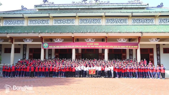 Đại diện lãnh đạo Sở Văn hóa, Thể thao và Du lịch, Trung tâm Huấn luyện và Thi đấu thể thao thành phố, Trường phổ thông Năng khiếu thể thao thành phố, huấn luyện viên và các vận động viên chụp hình lưu niệm tại Văn miếu Trấn Biên. Ảnh: Huy Anh