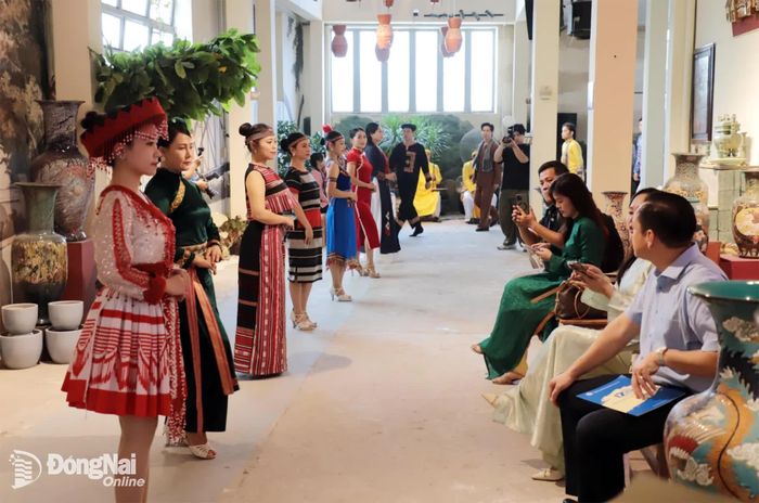 Các đại biểu trải nghiệm con đường di sản gốm gắn với biểu diễn trang phục các dân tộc trên địa bàn thành phố Đồng Nai. Ảnh: My Ny
