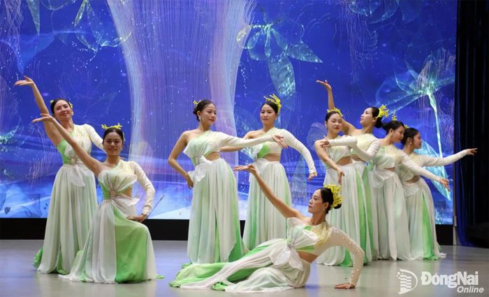Nghệ sĩ, diễn viên Nhà hát Nghệ thuật Đồng Nai biểu diễn múa Hương bưởi tại buổi sơ diễn. Ảnh: My Ny