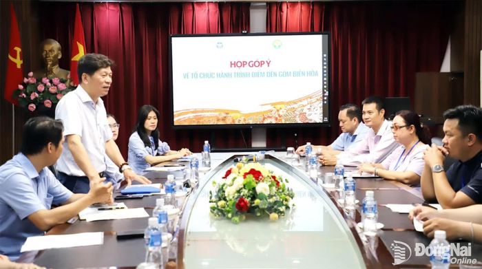 Tiến sĩ Trương Đức Cường, Hiệu trưởng Trường cao đẳng Mỹ thuật trang trí Đồng Nai phát biểu tại buổi sơ diễn. Ảnh: My Ny