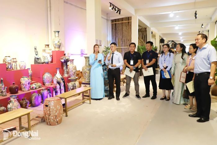Các đại biểu trải nghiệm con đường di sản gốm trong Hành trình điểm đến gốm Biên Hòa. Ảnh: My Ny
