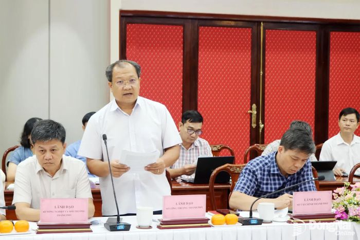 Phó Giám đốc Sở Công thương Vũ Sao Sáng trao đổi về tình hình cung ứng điện cho các khu công nghiệp. Ảnh: Vương Thế
