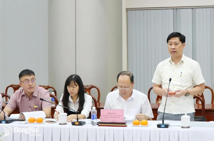 Phó Trưởng ban phụ trách Ban Quản lý các Khu công nghiệp, Khu kinh tế Phạm Việt Phương trình bày kết quả hoạt động của đơn vị. Ảnh: Vương Thế