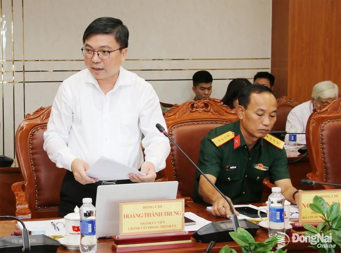 Thành ủy viên, Chánh Văn phòng Thành ủy Hoàng Thành Trung chia sẻ tại hội nghị. Ảnh: Hải Quân