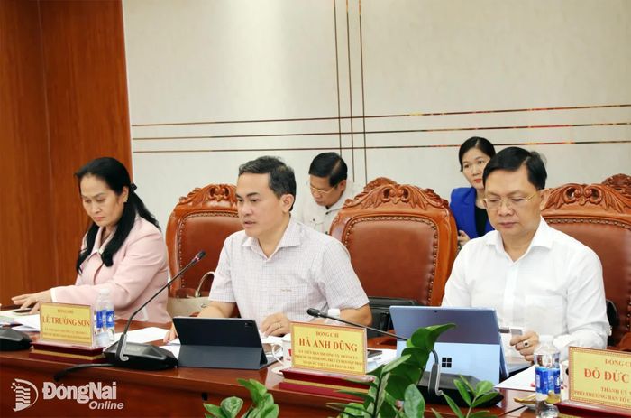 Các Ủy viên Ban Thường vụ Thành ủy, Phó Trưởng ban Chỉ đạo về phát triển khoa học, công nghệ, đổi mới sáng tạo và chuyển đổi số thành phố Đồng Nai tham dự hội nghị. Ảnh: Hải Quân