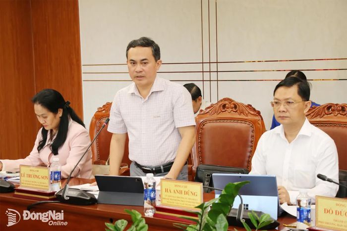 Ủy viên Ban Thường vụ Thành ủy, Phó Chủ tịch UBND thành phố Lê Trường Sơn điều phối phần tham luận của các sở, ban, ngành, đơn vị tại hội nghị. Ảnh: Hải Quân