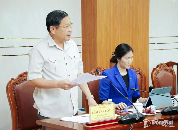 Đại tá Lâm Văn Long, Phó Giám đốc Công an thành phố, đại diện Cơ quan thường trực Ban Chỉ đạo chia sẻ tại hội nghị. Ảnh: Hải Quân