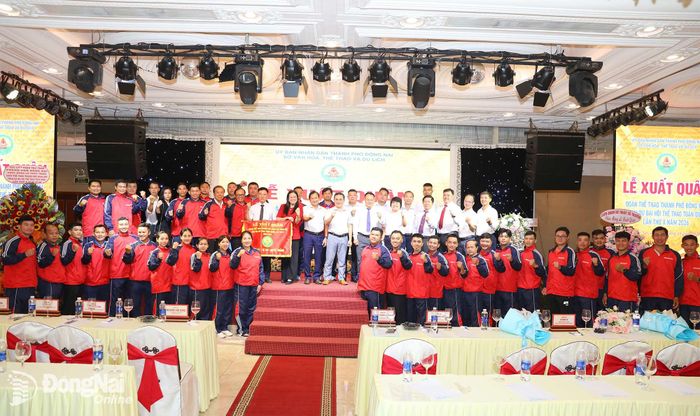 Ủy viên Ban Thường vụ Thành ủy, Phó Chủ tịch UBND thành phố Lê Trường Sơn cùng đại biểu, huấn luyện viên các đội tuyển chụp hình lưu niệm tại lễ xuất quân. Ảnh: Huy Anh