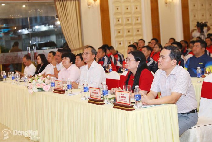 Ủy viên Ban Thường vụ Thành ủy, Phó Chủ tịch UBND thành phố Lê Trường Sơn và các đại biểu tham dự lễ xuất quân. Ảnh: Huy Anh