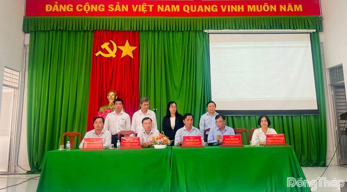 Đại diện 5 cụm thi đua thuộc Hội Nông dân tỉnh ký kết bảng đăng ký mô hình thực hành và làm theo Bác năm 2026.