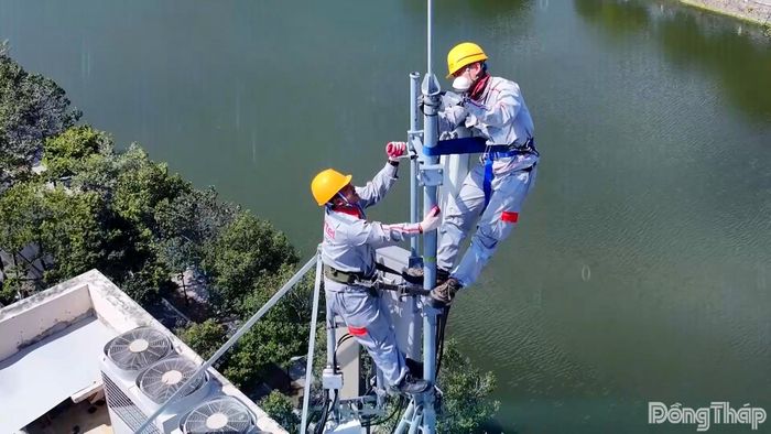 Nhân viên kỹ thuật triển khai, bảo dưỡng hạ tầng viễn thông, góp phần bảo đảm kết nối và mở rộng vùng phủ sóng di động trên địa bàn tỉnh Đồng Tháp.