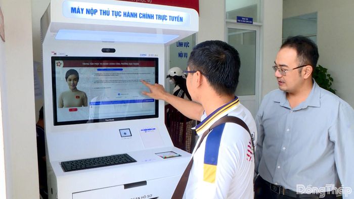 Người dân được hướng dẫn sử dụng máy nộp thủ tục hành chính trực tuyến, góp phần nâng cao hiệu quả giải quyết thủ tục hành chính trên môi trường số.
