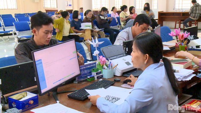 Cán bộ Trung tâm Phục vụ hành chính công cấp xã xử lý hồ sơ trên hệ thống điện tử, góp phần đẩy mạnh số hóa quy trình giải quyết thủ tục hành chính.