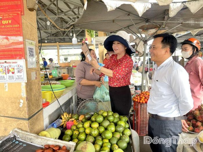 Đồng chí Lê Nhất Nam, Bí thư Đảng ủy, Chủ tịch HĐND xã Vĩnh Hựu khảo sát mô hình chợ không dùng tiền mặt tại chợ cầu kinh 14.