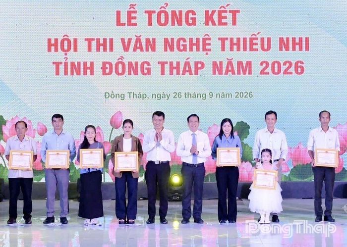 Trao giải thưởng cho các đội thi.