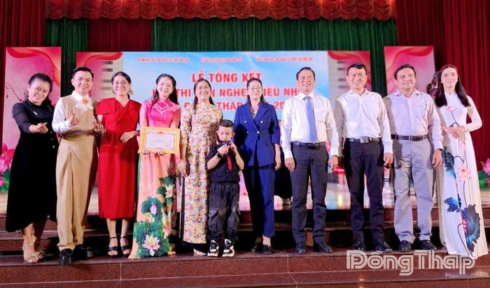  Ban Tổ chức và giám khảo Hội thi và Thảo Ngân (đứng thứ 4 từ trái sang).