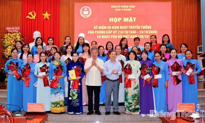 Đồng chí Ngô Chí Cường và đồng chí Phan Văn Thắng tặng hoa chúc mừng các đại biểu nữ dự họp mặt. 