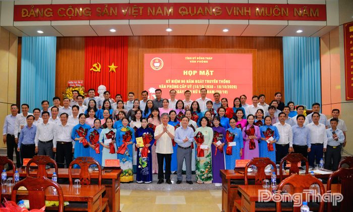 Đại biểu dự họp mặt chụp ảnh lưu niệm.