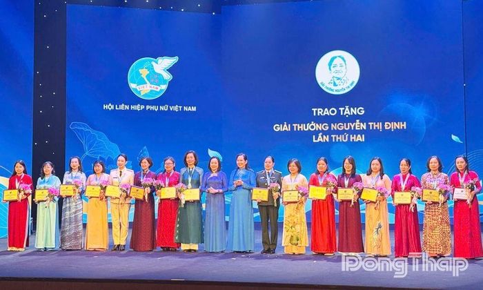 Đồng chí Đặng Thanh Như (thứ 4 từ phải qua), Ủy viên Ban Thường vụ Hội LHPN tỉnh, Phụ trách Bộ phận Gia đình - Xã hội nhận Giải thưởng Nguyễn Thị Định.