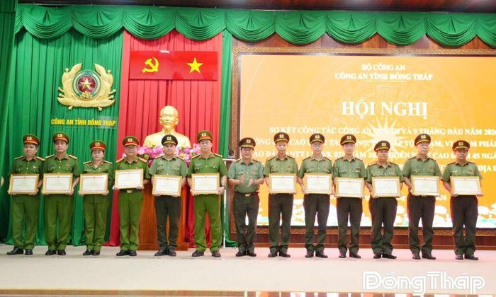 Trao Bằng khen cho tập thể, cá nhân có thành tích xuất sắc trên các mặt công tác.