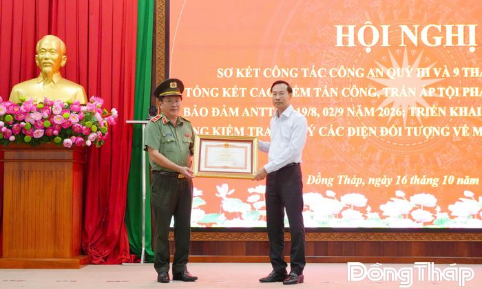 Chủ tịch UBND tỉnh Nguyễn Thanh Nhàn trao Bằng khen của Thủ tướng Chính phủ cho Thiếu tướng Lâm Phước Nguyên.