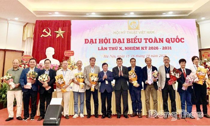 Lãnh đạo Ủy ban Trung ương Mặt trận Tổ quốc Việt Nam, Lãnh đạo Chủ tịch Liên hiệp các Hội Văn học Việt Nam tặng hoa chúc mừng Ban Chấp hành Hội Mỹ thuật Việt Nam khóa X.
