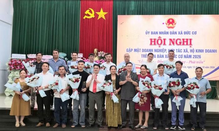  UBND xã Đức Cơ trao cúp tôn vinh 23 doanh nghiệp, hợp tác xã, hộ kinh doanh tiêu biểu trên địa bàn xã. Ảnh: Thanh Tịnh 