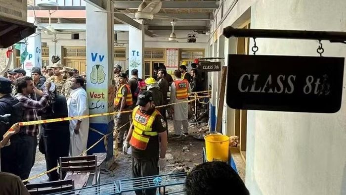  Lực lượng chức năng làm nhiệm vụ tại hiện trường. vụ sập trường học ở Pakistan. Ảnh: Reuters 