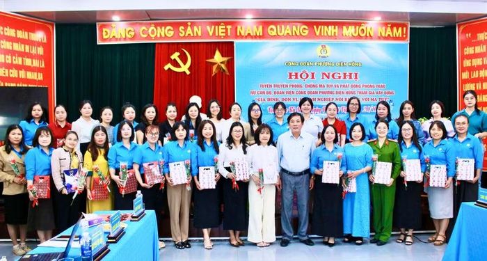  Tặng quà chúc mừng nữ cán bộ, đoàn viên nhân Ngày Phụ nữ Việt Nam 20-10. Ảnh: Minh Chí 