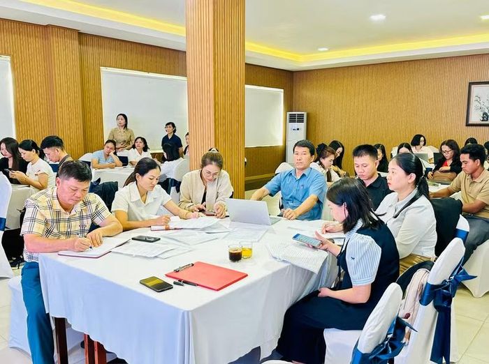  Các đại biểu cập nhật kiến thức về tầm quan trọng của nước sạch, vệ sinh cá nhân và vệ sinh môi trường đối với sức khỏe, đời sống học sinh. Ảnh: Như Nguyện 