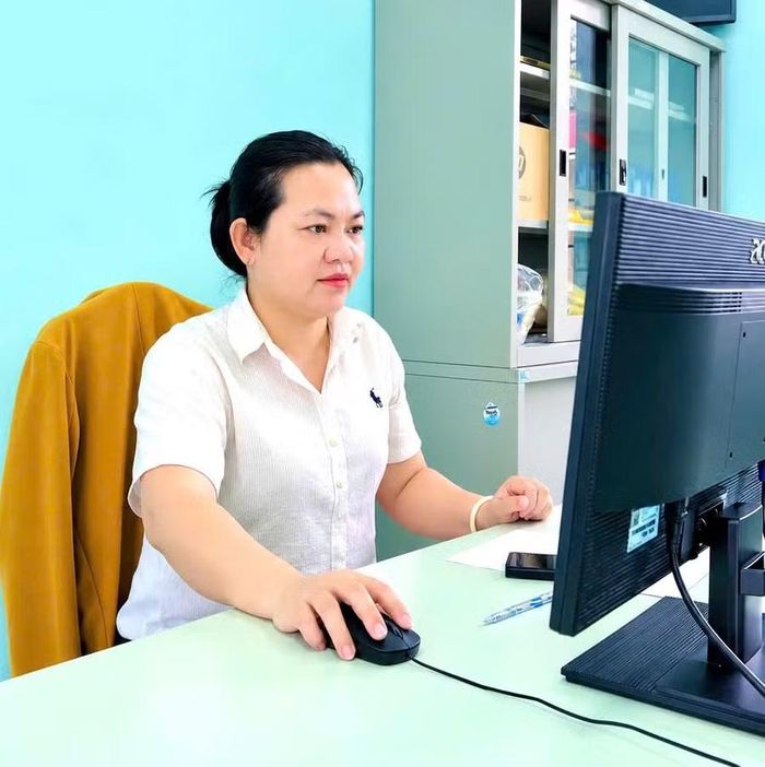  Chị Bùi Thị Hồng Thắm - Chuyên viên Ủy ban MTTQ Việt Nam phường, Phó Chủ tịch Hội LHPN phường An Bình chủ động học hỏi, trau dồi kiến thức, kinh nghiệm để hoàn thành tốt nhiệm vụ tại xã Krong. Ảnh: Phương Dung 