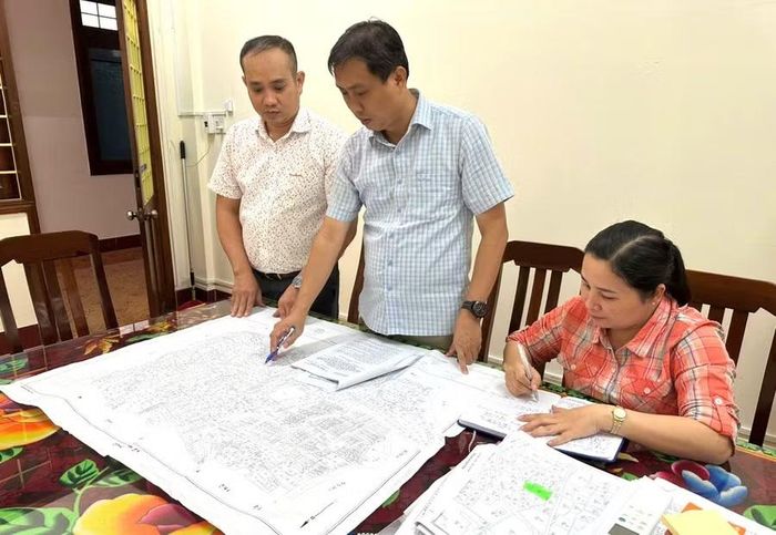 Ông Nguyễn Võ Tiến Sơn - Phó Trưởng Phòng phụ trách Phòng Kinh tế, Hạ tầng và Đô thị phường Bình Định (ở giữa) cùng chuyên viên của phòng rà soát nguồn gốc đất đai phục vụ công tác giải phóng mặt bằng các dự án trên địa bàn. Ảnh: ĐVCC 