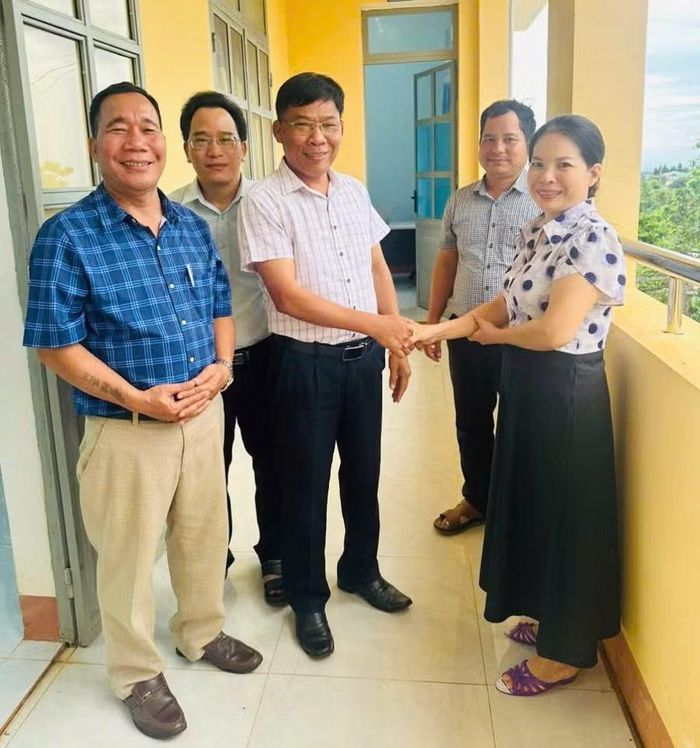 Lãnh đạo xã Kon Chiêng gặp gỡ, động viên cán bộ mới nhận nhiệm vụ. Ảnh: Phương Dung 