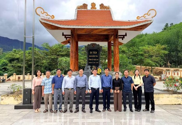  Cơ quan Ủy ban Kiểm tra Tỉnh ủy tổ chức về nguồn tại Bia di tích Ban Kiểm tra Tỉnh ủy Gia Lai (Khu 10, xã Krong). Ảnh: ĐVCC 