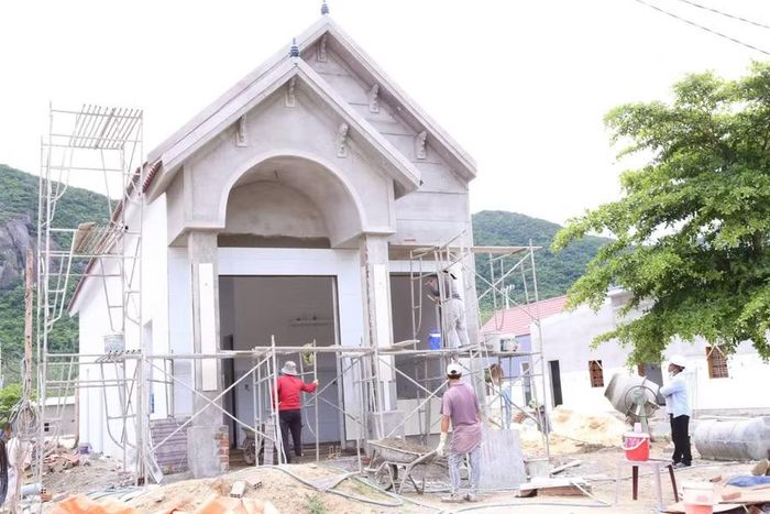  Ngôi nhà mới tại khu tái định cư vùng sạt lở núi Cấm (xã Cát Tiến) đang được hoàn thiện, chuẩn bị đón người dân đến sinh sống. Ảnh: Hồng Phúc 