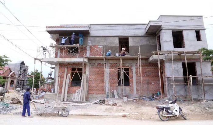  Ngôi nhà mới đang được khẩn trương hoàn thiện, mang theo niềm hy vọng an cư của người dân vùng sạt lở. Ảnh: Hồng Phúc 