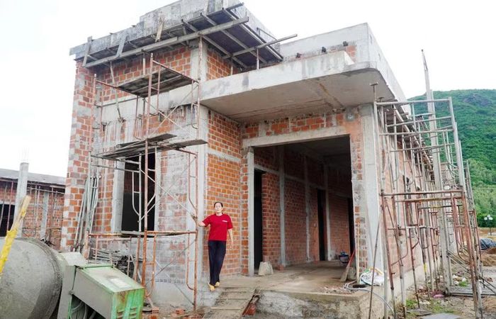  Ngôi nhà mới của gia đình bà Nguyễn Thị Phượng đang trong giai đoạn hoàn thiện tại khu tái định cư vùng sạt lở núi Gành. Ảnh: Hồng Phúc 