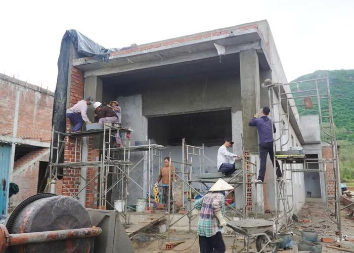  Các hộ dân vùng sạt lở núi Gành (xã Đề Gi) khẩn trương xây dựng nhà ở tại khu tái định cư sau khi nhận kinh phí bồi thường. Ảnh: Hồng Phúc 