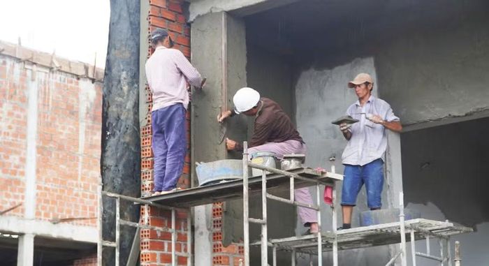  Các thợ xây khẩn trương thi công, hoàn thiện nhà ở, giúp người dân vùng sạt lở sớm ổn định cuộc sống. Ảnh: Hồng Phúc 