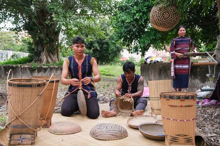  Các nghệ nhân đan lát thuộc thế hệ 9X của làng Tpông Hlang. Ảnh: Hoàng Ngọc 