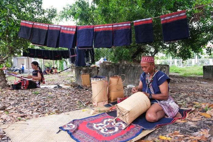  Các nghệ nhân làng Yang Trung thi tay nghề đan lát, dệt vải. Ảnh: Hoàng Ngọc 