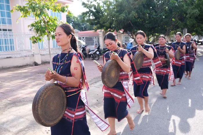  Liên hoan Không gian văn hóa cồng chiêng xã Kông Chro có sự tham gia của 4 đội chiêng nữ. Ảnh: Hoàng Ngọc 