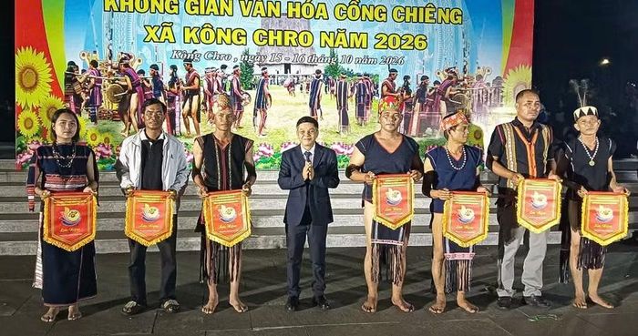  Phó Chủ tịch UBND xã Trần Ngọc Thái - Trưởng Ban tổ chức liên hoan trao cờ lưu niệm cho các đoàn nghệ nhân. Ảnh: Hoàng Ngọc 