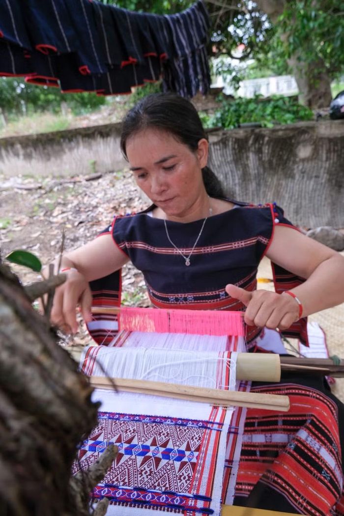  Nữ nghệ nhân trẻ Đinh Thị Liêng (làng Yang Trung) được đánh giá cao ở khả năng phối màu, tạo hoa văn truyền thống Bahnar. Ảnh: Hoàng Ngọc 