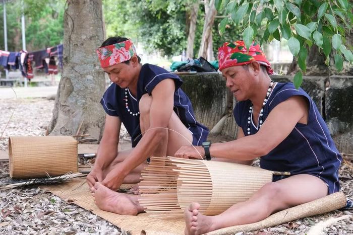  Nghệ nhân trẻ làng Pyang Dơng. Ảnh: Hoàng Ngọc 
