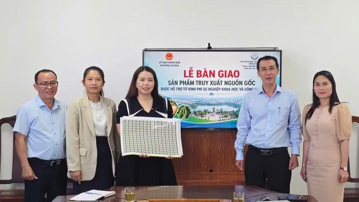  Phường Pleiku bàn giao hệ thống truy xuất nguồn gốc sản phẩm yến tinh chế. Ảnh: Bá Bính 