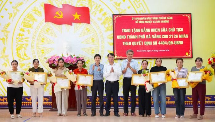  Đại diện gia đình các cá nhân được khen thưởng nhận bằng khen của Chủ tịch UBND TP. Đà Nẵng. Ảnh: Thúy Duy 