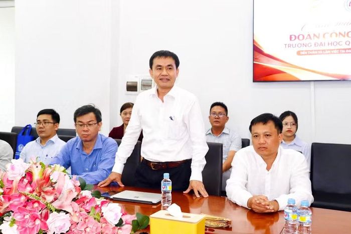  PGS.TS Đoàn Đức Tùng - Hiệu trưởng Trường Đại học Quy Nhơn đề xuất một số nội dung trọng tâm tại buổi làm việc. Ảnh: Hồ Điểm 